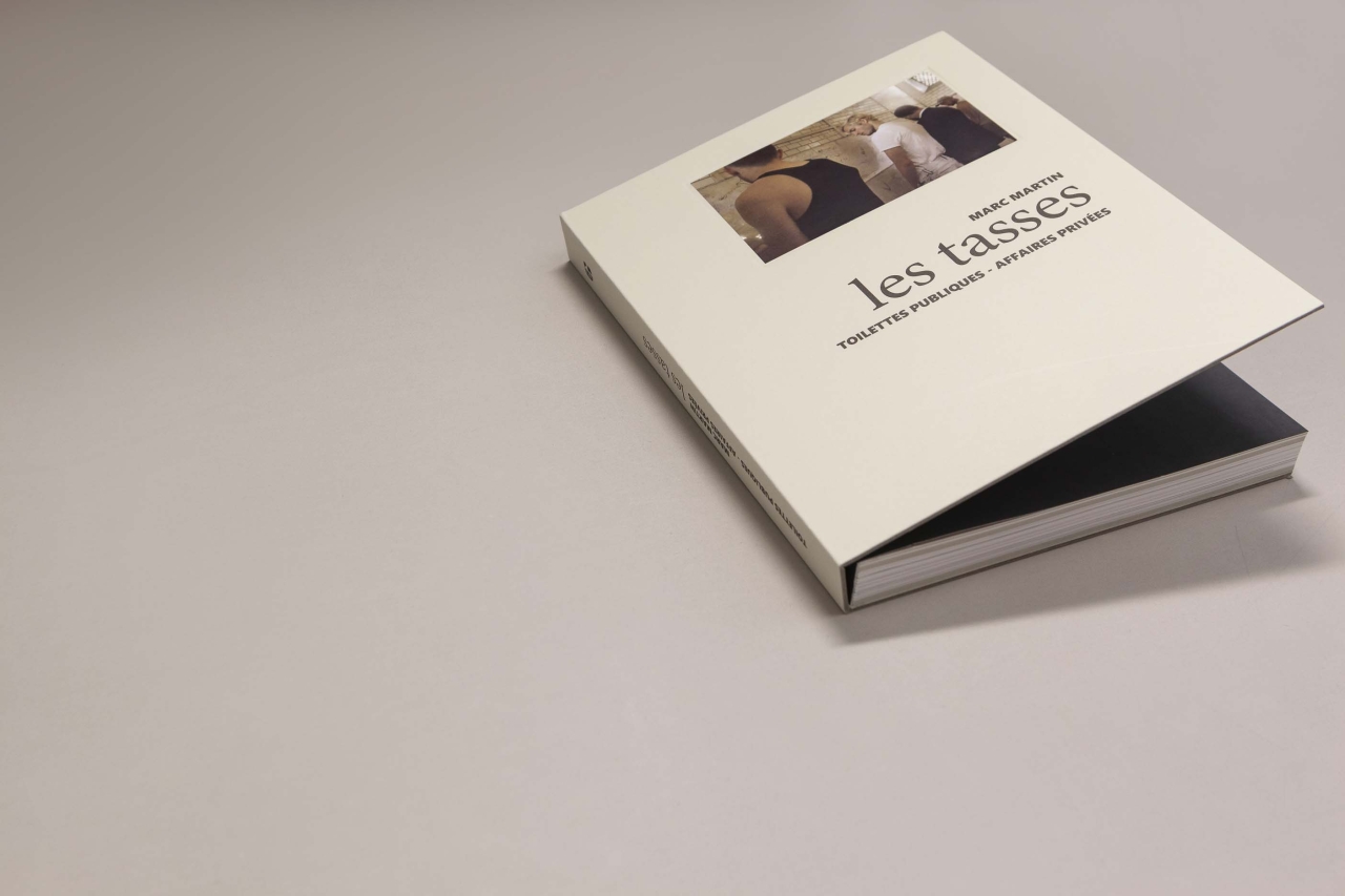 Les Tasses – Toilettes publiques, affaires privées